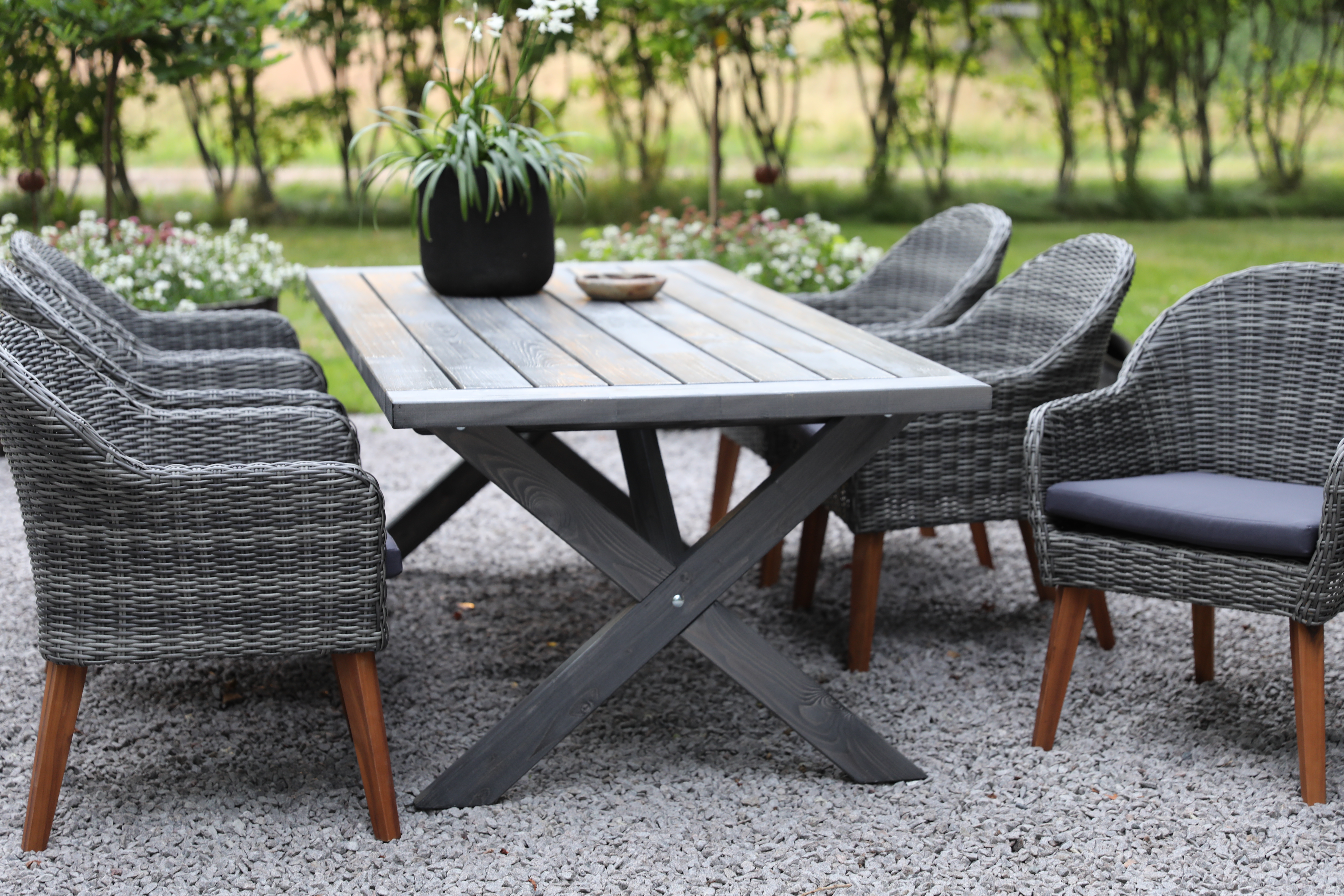 Oxford utendørs spisegruppe; grått bord 220 cm inkl. 6 stk. Valetta lenestoler grå kunstrotting Oxford utendørs spisegruppe; grått bord 220 cm inkl. 6 stk. Valetta lenestoler grå kunstrotting