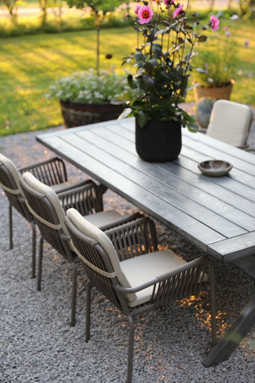 Oxford utendørs spisegruppe; grått bord 220 cm inkl. 6 stk. Lincoln stabelbare karmstoler grå/beige Oxford utendørs spisegruppe; grått bord 220 cm inkl. 6 stk. Lincoln stabelbare karmstoler grå/beige