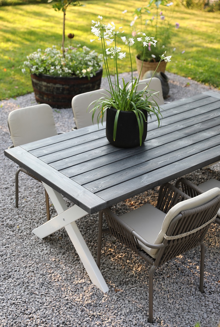 Oxford utendørs spisegruppe; grått/hvitt bord 220 cm inkl. 6 stk. Lincoln stabelbare karmstoler grå/beige Oxford utendørs spisegruppe; grått/hvitt bord 220 cm inkl. 6 stk. Lincoln stabelbare karmstoler grå/beige