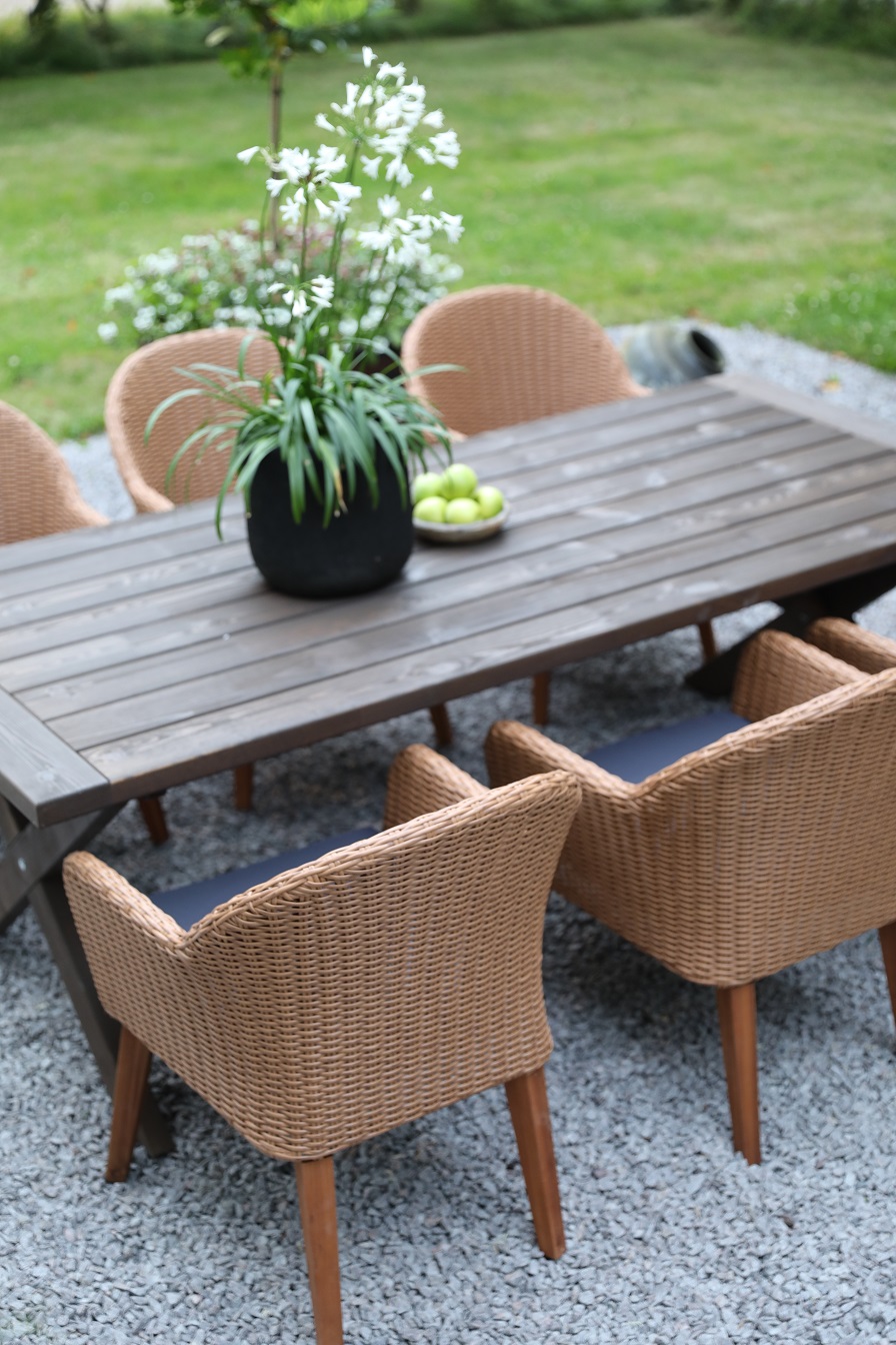 Oxford utendørs spisegruppe; brunt bord 220 cm inkl. 6 stk. Valetta lenestoler naturfarget kunstrotting Oxford utendørs spisegruppe; brunt bord 220 cm inkl. 6 stk. Valetta lenestoler naturfarget kunstrotting