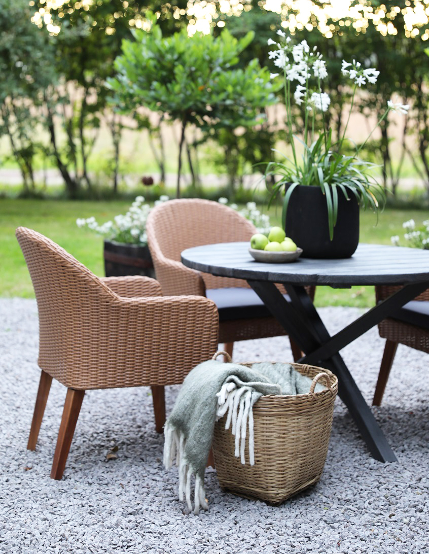 Spisegruppe Mercury: Scottsdale rundt bord inkludert 4 stk. Valetta lenestoler i naturfarget kunstrotting Spisegruppe Mercury: Scottsdale rundt bord inkludert 4 stk. Valetta lenestoler i naturfarget kunstrotting