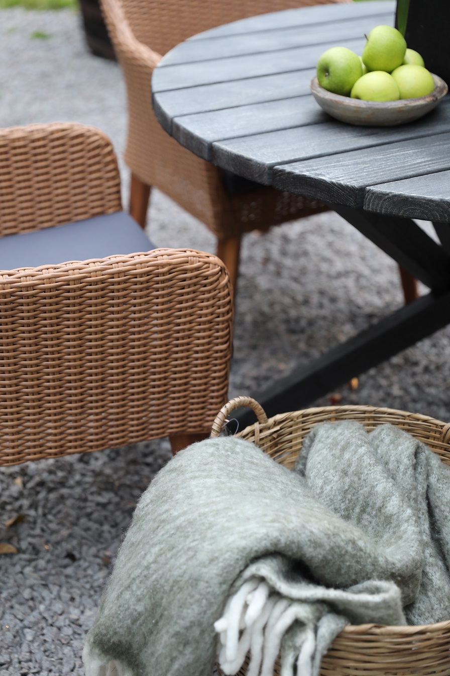 Spisegruppe Mercury: Scottsdale rundt bord inkludert 4 stk. Valetta lenestoler i naturfarget kunstrotting Spisegruppe Mercury: Scottsdale rundt bord inkludert 4 stk. Valetta lenestoler i naturfarget kunstrotting