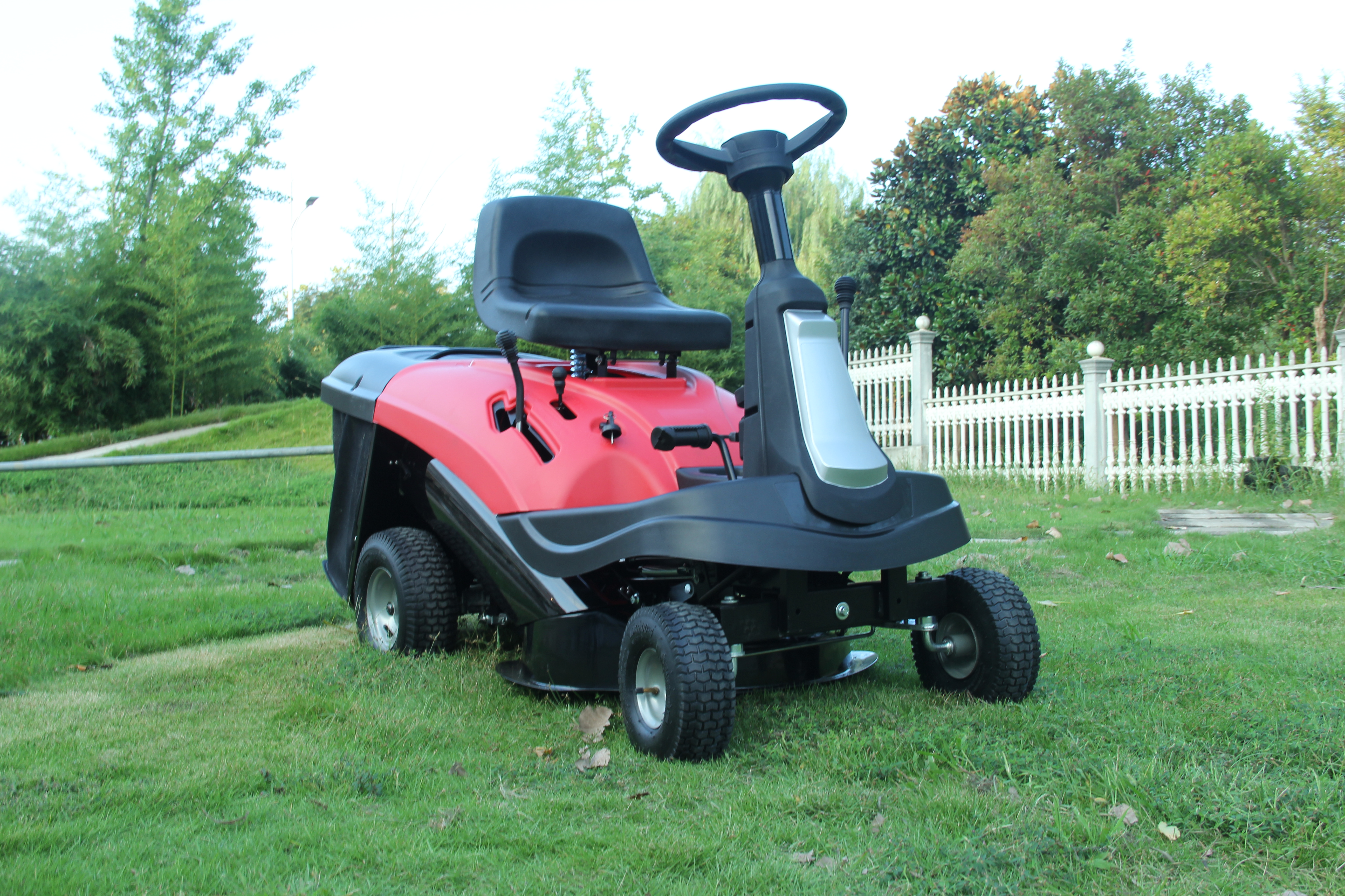 Sikkerhetsklipper 24" 196 cc - 4,8 kW - 4 gir, r�d