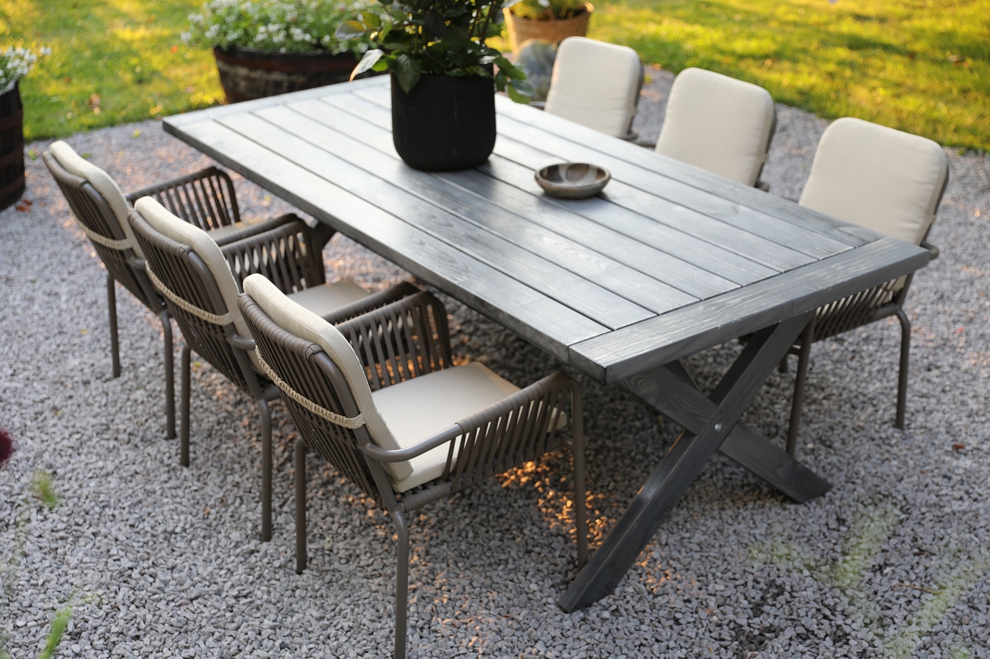 Oxford utendørs spisegruppe; grått bord 220 cm inkl. 6 stk. Lincoln stabelbare karmstoler grå/beige Oxford utendørs spisegruppe; grått bord 220 cm inkl. 6 stk. Lincoln stabelbare karmstoler grå/beige