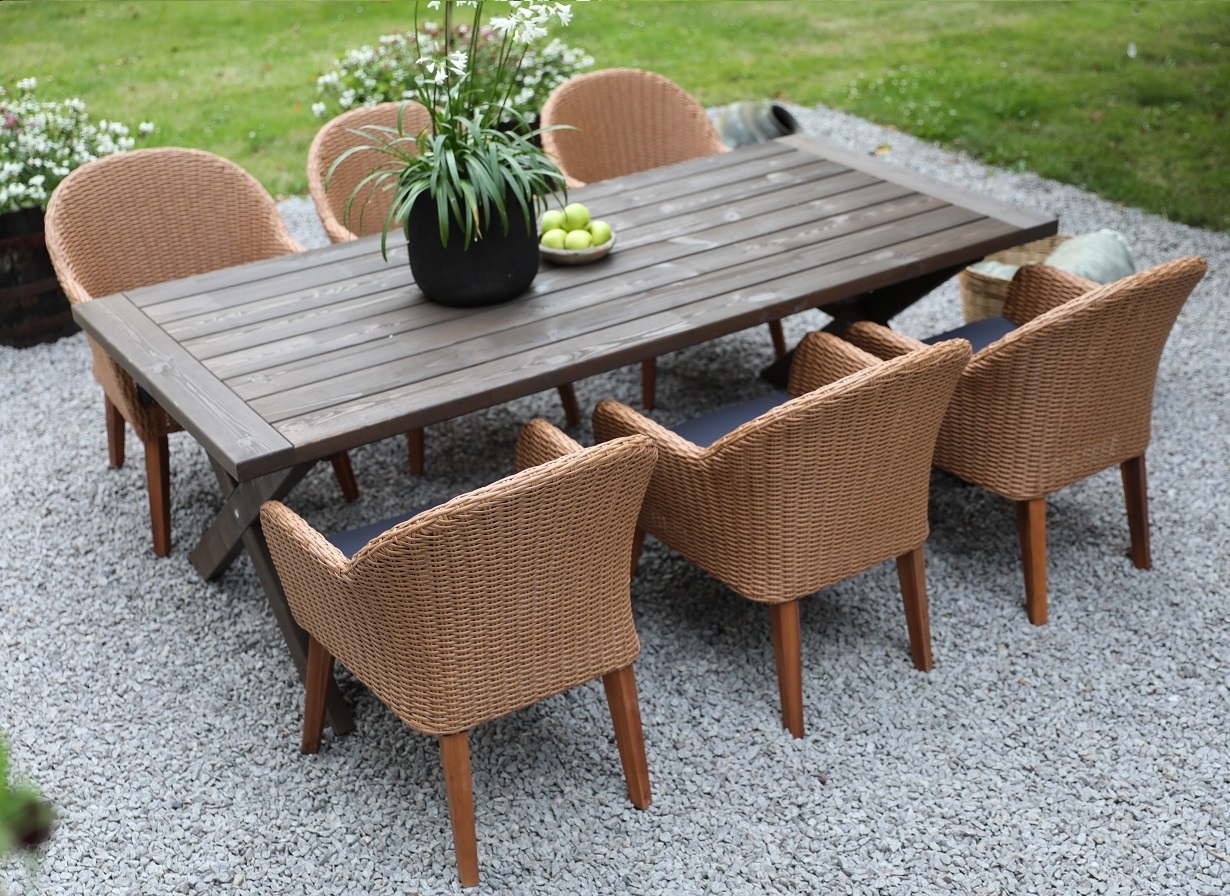 Oxford utendørs spisegruppe; brunt bord 220 cm inkl. 6 stk. Valetta lenestoler naturfarget kunstrotting Oxford utendørs spisegruppe; brunt bord 220 cm inkl. 6 stk. Valetta lenestoler naturfarget kunstrotting