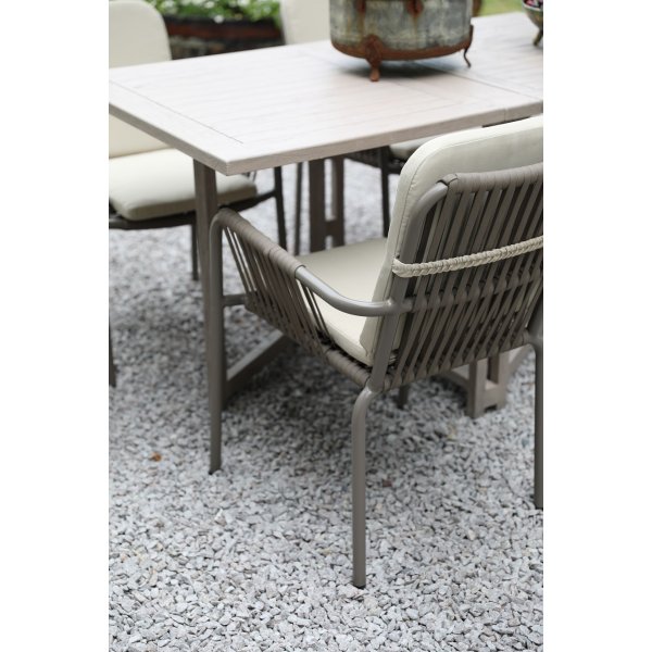 Spisegruppe Saltö grå teak: Klaffbord inkl. 4 stk. grå Lincoln-karmstoler Spisegruppe Saltö grå teak: Klaffbord inkl. 4 stk. grå Lincoln-karmstoler