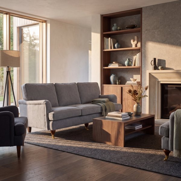 Buet Howard-sofa - Grå 3-seter 225 cm med pocketfjærer og messinghjul Buet Howard-sofa - Grå 3-seter 225 cm med pocketfjærer og messinghjul