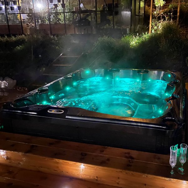 Badestamp Poseidon Blackline - 5-6 personer Badestamp Poseidon Blackline - 5-6 personer