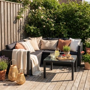 Loungegruppe Kunstrotting Svart med svarte puter og bord - Kuba + Flekkfjerner for møbler Loungegruppe Kunstrotting Svart med svarte puter og bord - Kuba + Flekkfjerner for møbler