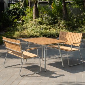 Utegruppe i teak: 2 sofaer med spisebord 120x80 cm - Möllan Utegruppe i teak: 2 sofaer med spisebord 120x80 cm - Möllan