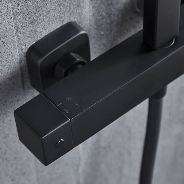 Komplett dusjsett i taket med h�nddusj i kantete design | Svart