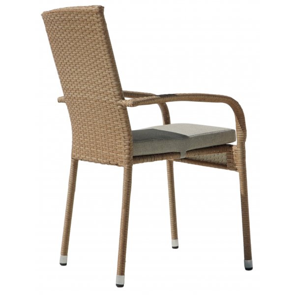 Majken stabelbar utestol med pute - Naturfarget syntetisk rotting med beige sittepute Majken stabelbar utestol med pute - Naturfarget syntetisk rotting med beige sittepute