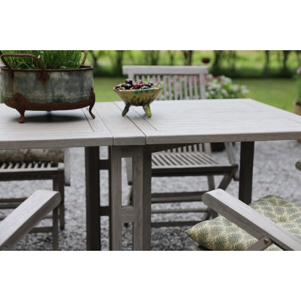 Spisegruppe Saltö grå teak: Klaffbord inkl. 4 stk. Saltö karmstoler i grå teak Spisegruppe Saltö grå teak: Klaffbord inkl. 4 stk. Saltö karmstoler i grå teak