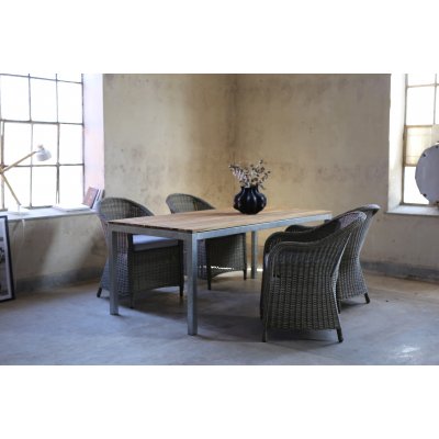 Matgruppe Alva: Spisebord i teak / galvanisert stål med 4 stk. Mercury lenestoler i brun kunstrotting