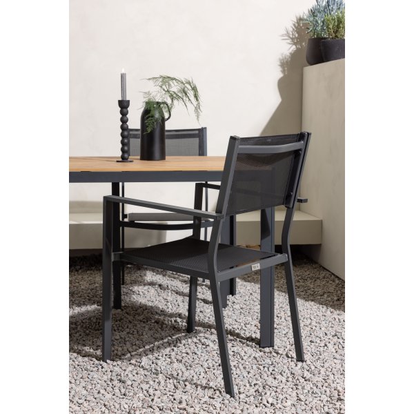 Matvaregruppen i Chania; 6 Copacabana-stoler med spisebord 205 x 90 cm - Svart/natur + Tekstilimpregnering for utembler