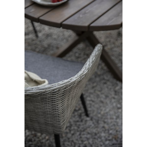 Hagestol - Aster | grå kunstrotting med pute Hagestol - Aster | grå kunstrotting med pute