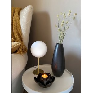 Molekyl bordlampe - Matt messing/hvit Molekyl bordlampe - Matt messing/hvit
