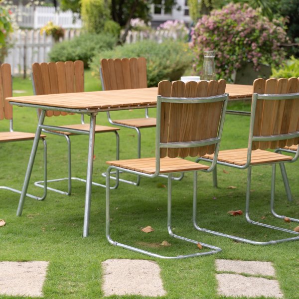 Mllan utegruppe i teak: 8 stoler med spisebord 176x90 cm