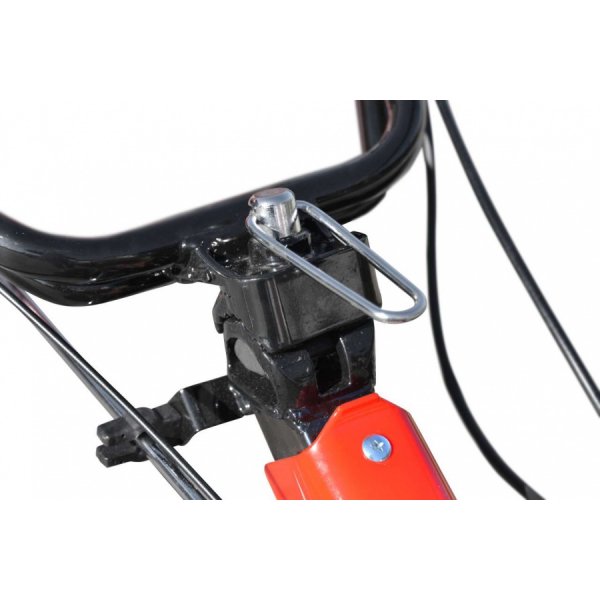 Bensindrevet jordfreser med mange tilbeh�r