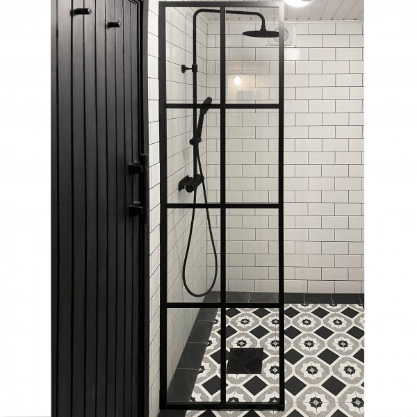 Dusjvegg 60x210 cm | 6 mm sikkerhetsglass | Svarte profiler Dusjvegg 60x210 cm | 6 mm sikkerhetsglass | Svarte profiler