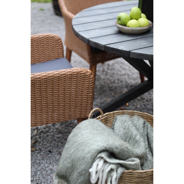 Spisegruppe Mercury: Scottsdale rundt bord inkludert 4 stk. Valetta lenestoler i naturfarget kunstrotting Spisegruppe Mercury: Scottsdale rundt bord inkludert 4 stk. Valetta lenestoler i naturfarget kunstrotting