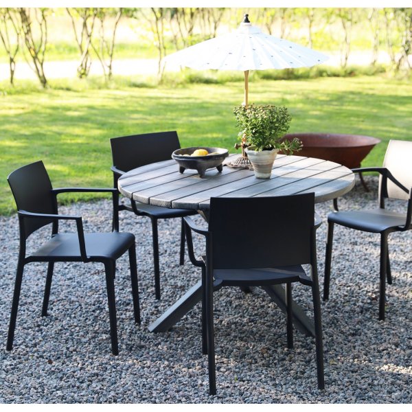 Spisegruppe Scottsdale: Rundt, grått trebord inkludert 4 stablebare Alafors karmstoler Spisegruppe Scottsdale: Rundt, grått trebord inkludert 4 stablebare Alafors karmstoler