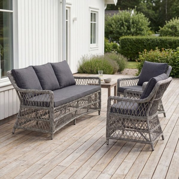 Utend�rs loungesett, sofa i syntetisk rotting og lenestoler med puter + Rengj�ringsspray for utem�bler