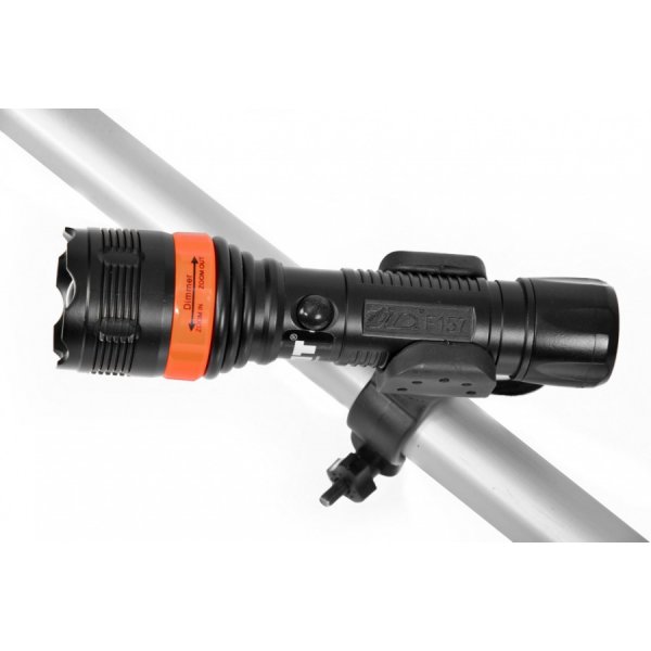 LED-lommelykt med feste LED-lommelykt med feste