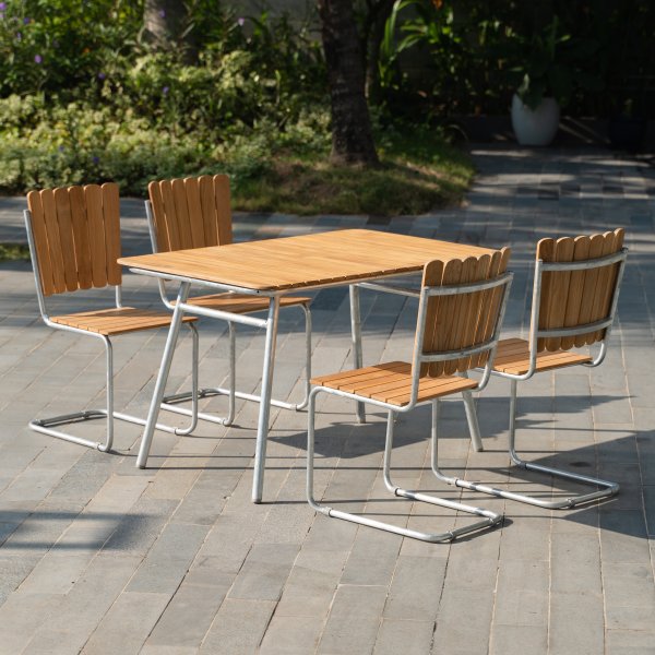 Mllan utegruppe i teak: 4 stoler med spisebord 120x80 cm