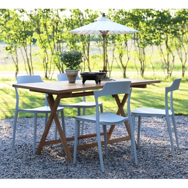 Spisegruppe Salt teak: Klaffbord i teak inkludert 4 stk. Abbe stablebare stoler