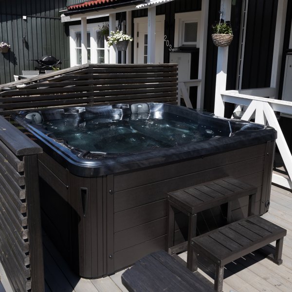 Boblebad for 5-6 personer Lucite® akryl, Gecko® sirkulasjonspumpe og Balboa® kontrollsystem 2026 - Poseidon Black Edition Boblebad for 5-6 personer Lucite® akryl, Gecko® sirkulasjonspumpe og Balboa® kontrollsystem 2026 - Poseidon Black Edition