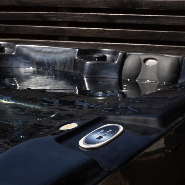 Badestamp Poseidon Blackline - 5-6 personer Badestamp Poseidon Blackline - 5-6 personer