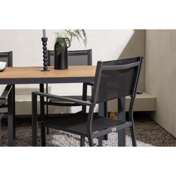 Matvaregruppen i Chania; 6 Copacabana-stoler med spisebord 205 x 90 cm - Svart/natur + Tekstilimpregnering for utembler