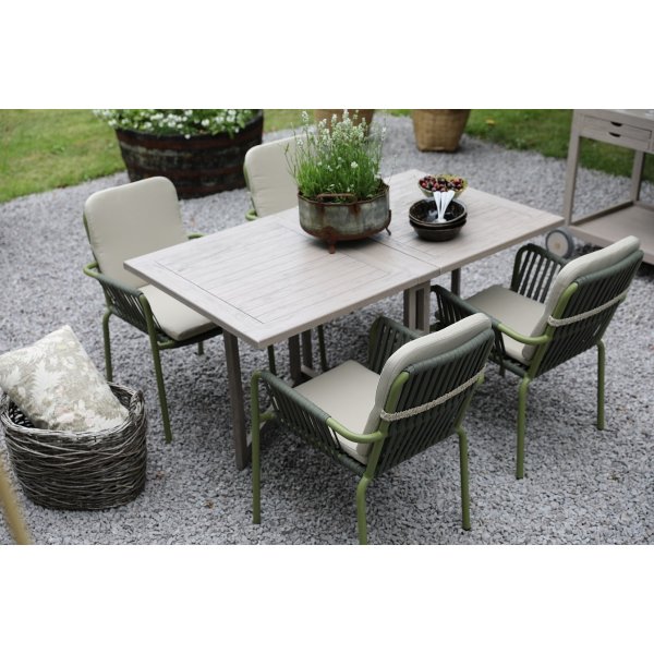 Spisegruppe Salt gr teak: Klaffbord inkl. 4 stk. grnne Lincoln-karmstoler