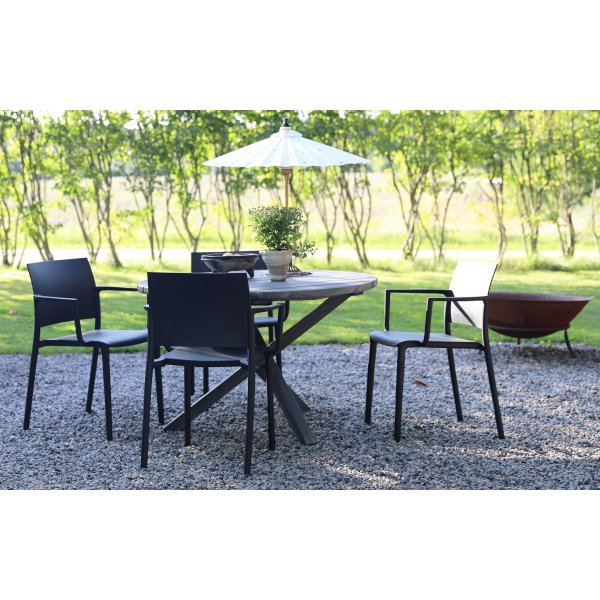 Spisegruppe Scottsdale: Rundt, grått trebord inkludert 4 stablebare Alafors karmstoler Spisegruppe Scottsdale: Rundt, grått trebord inkludert 4 stablebare Alafors karmstoler