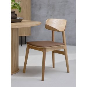 Spisestol Oljet eik med brunt PU-sete - Kleppen Spisestol Oljet eik med brunt PU-sete - Kleppen