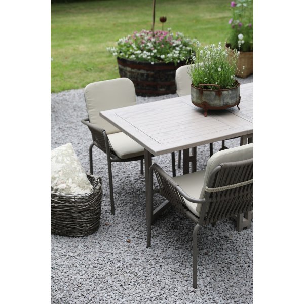 Spisegruppe Saltö grå teak: Klaffbord inkl. 4 stk. grå Lincoln-karmstoler Spisegruppe Saltö grå teak: Klaffbord inkl. 4 stk. grå Lincoln-karmstoler