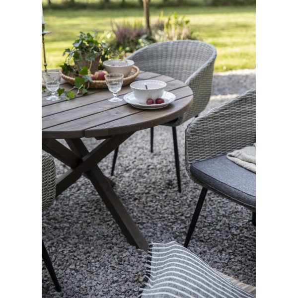 Scottsdale rundt utebord Ø112 cm - Brunbeiset furu Scottsdale rundt utebord Ø112 cm - Brunbeiset furu