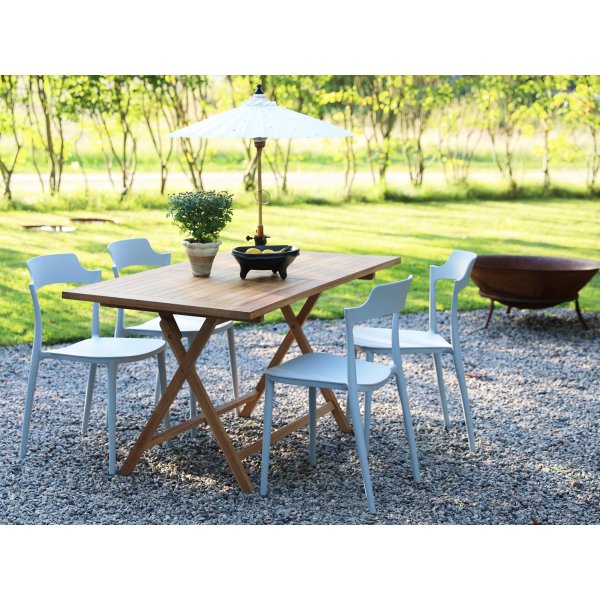 Spisegruppe Salt� teak: Klaffbord i teak inkludert 4 stk. Abbe stablebare stoler